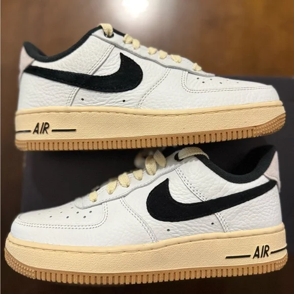 Women’s Air Force 1s ‘07 - Picture 3 of 7